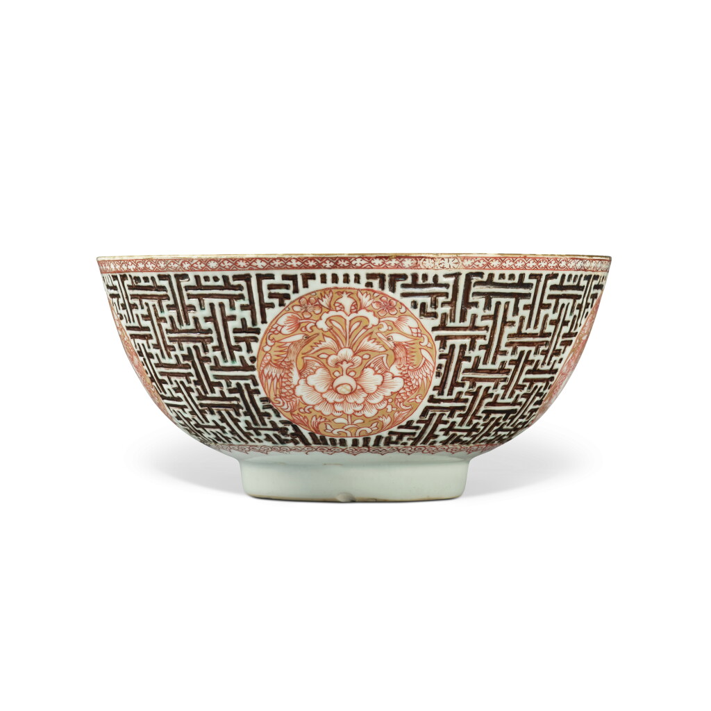 全螢幕檢視 - 查看815A rare molded gilt-decorated iron-red 'medallion' bowl, Qing dynasty, Kangxi period | 清康熙 礬紅彩描金浮雕錦紋開光花鳥紋盌的1
