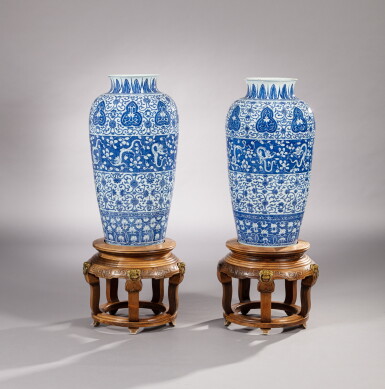 View full screen - View 1 of Lot 31. Paire de grands vases en porcelaine bleu blanc, dynastie Qing, période Kangxi.