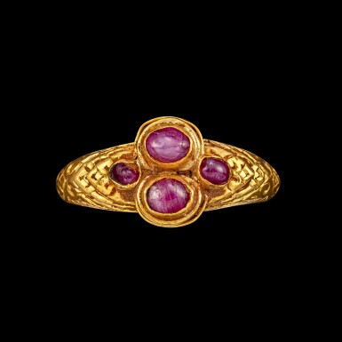 View full screen - View 1 of Lot 1065. A gold and cabochon ruby ring with chased shoulders Ayutthaya kingdom, 15th - 16th century | 十五至十六世紀 阿瑜陀耶王國 金嵌紅寶戒指.
