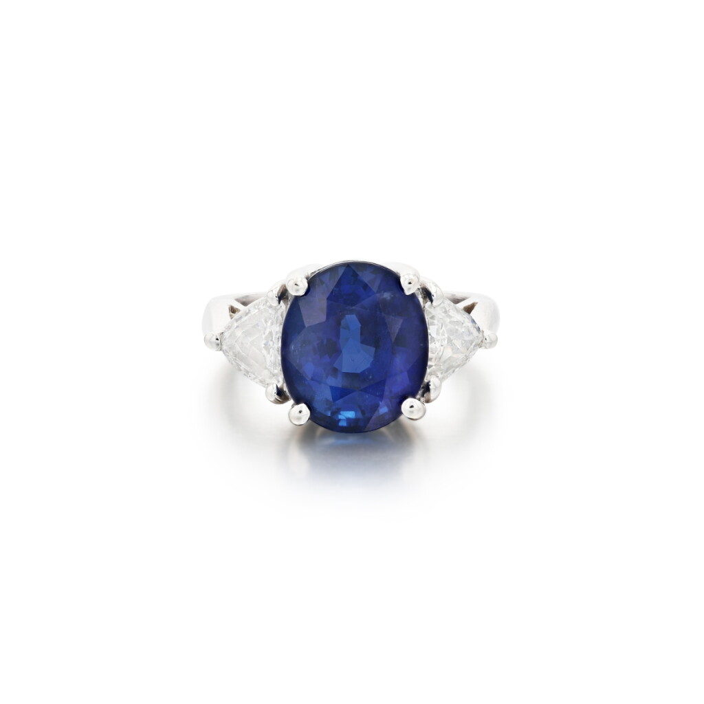 View full screen - View 1 of Lot 100. Bague saphirs et diamants | Sapphire and diamond ring.