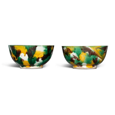 View full screen - View 1 of Lot 16. A pair of sancai-glazed bowls, Qing dynasty, Kangxi period | 清康熙 虎皮三彩盌一對.