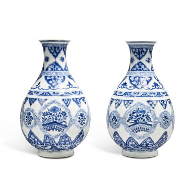 View full screen - View 1 of Lot 312. A pair of blue and white pear-shaped 'floral' vases, Qing dynasty, Kangxi period | 清康熙 青花開光花卉紋瓶一對.