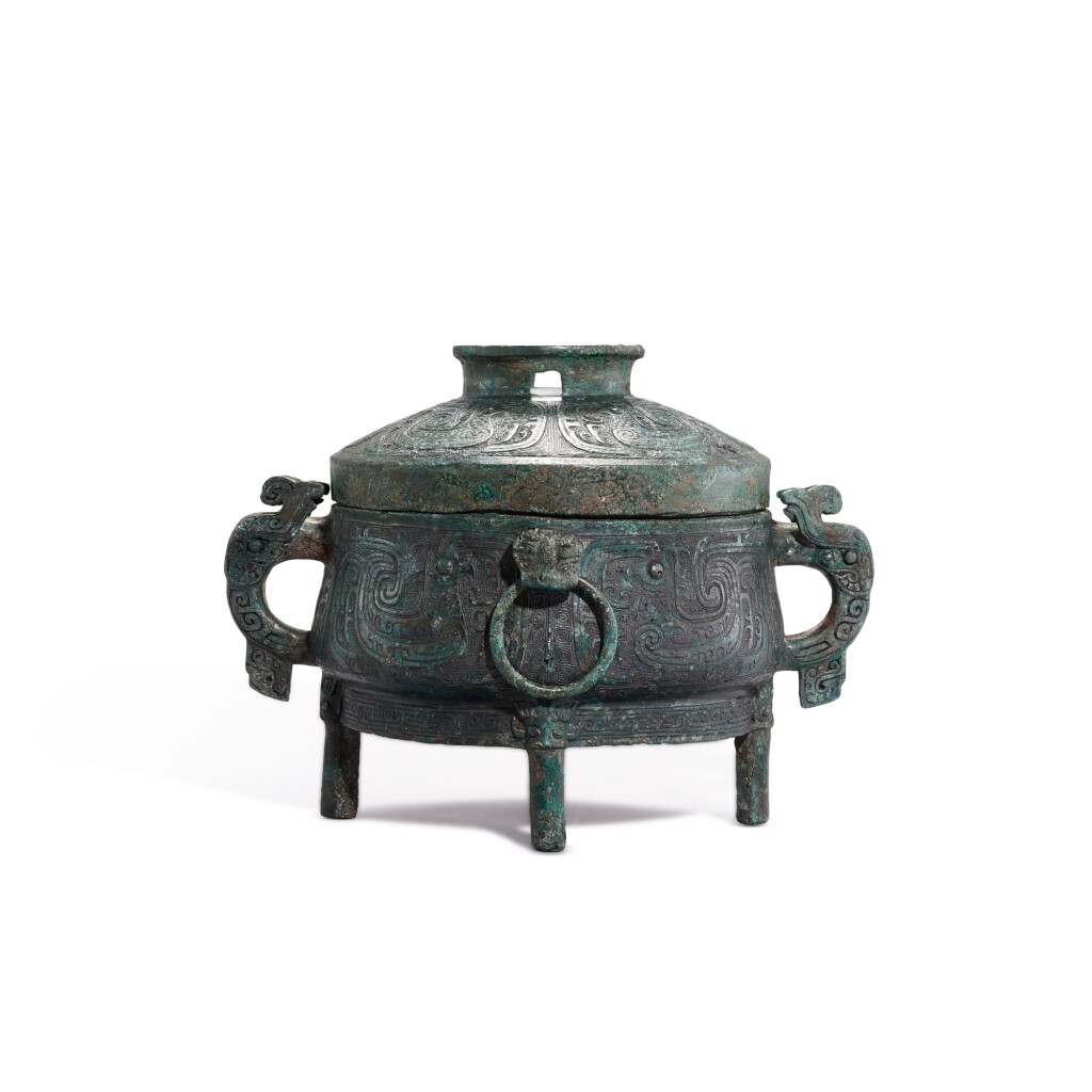 View full screen - View 1 of Lot 718. An important inscribed bronze ritual food vessel and cover, gui, Western Zhou dynasty | 西周 青銅鳳鳥紋鋪首啣環小鼎戊簋.