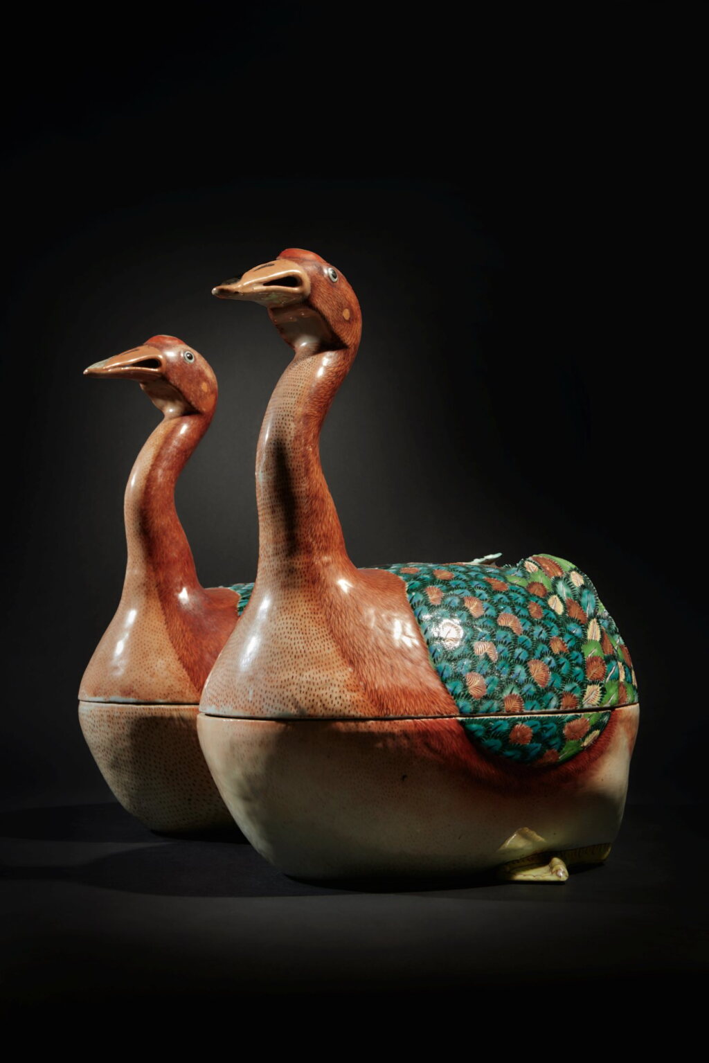 View full screen - View 1 of Lot 20. An Extremely Rare Pair of Chinese Export Famille-Rose Goose-Form Tureens and Covers, Qing Dynasty, Qianlong Period, Circa 1780 | 清乾隆 約1780年 粉彩鵝形湯盆一對.