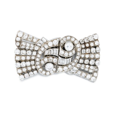 View full screen - View 1 of Lot 738. Broche double clip diamants | Diamond double clip brooch.