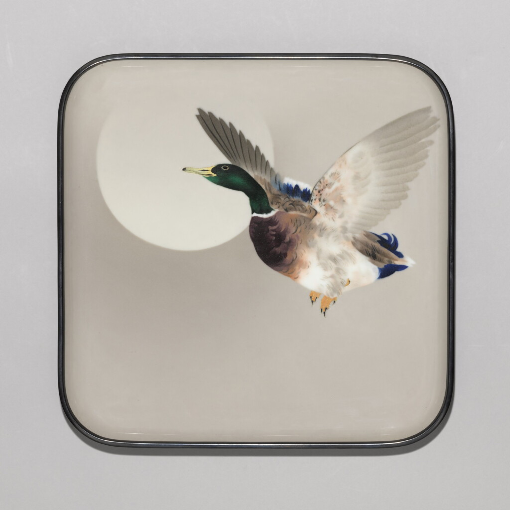 View full screen - View 1 of Lot 54. A cloisonné enamel tray | Signed in thick silver wire Sakigake (studio of Namikawa Sosuke, 1847-1910) | Meiji period, late 19th - early 20th century.