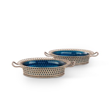 View full screen - View 1 of Lot 236. An English pair of large silver oval baskets, Garrard & Co, London, 1972 | Paire de grandes corbeilles ovales en argent par Garrard & Co, Londres, 1972.