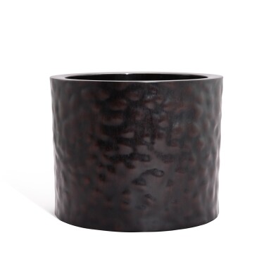 View full screen - View 1 of Lot 3634. A zitan scroll pot, Qing dynasty, 17th - 18th century | 清十七至十八世紀 紫檀根瘤紋畫斗.