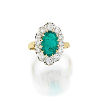 View full screen - View 1 of Lot 222. Bague émeraude et diamants | Emerald and diamond ring.
