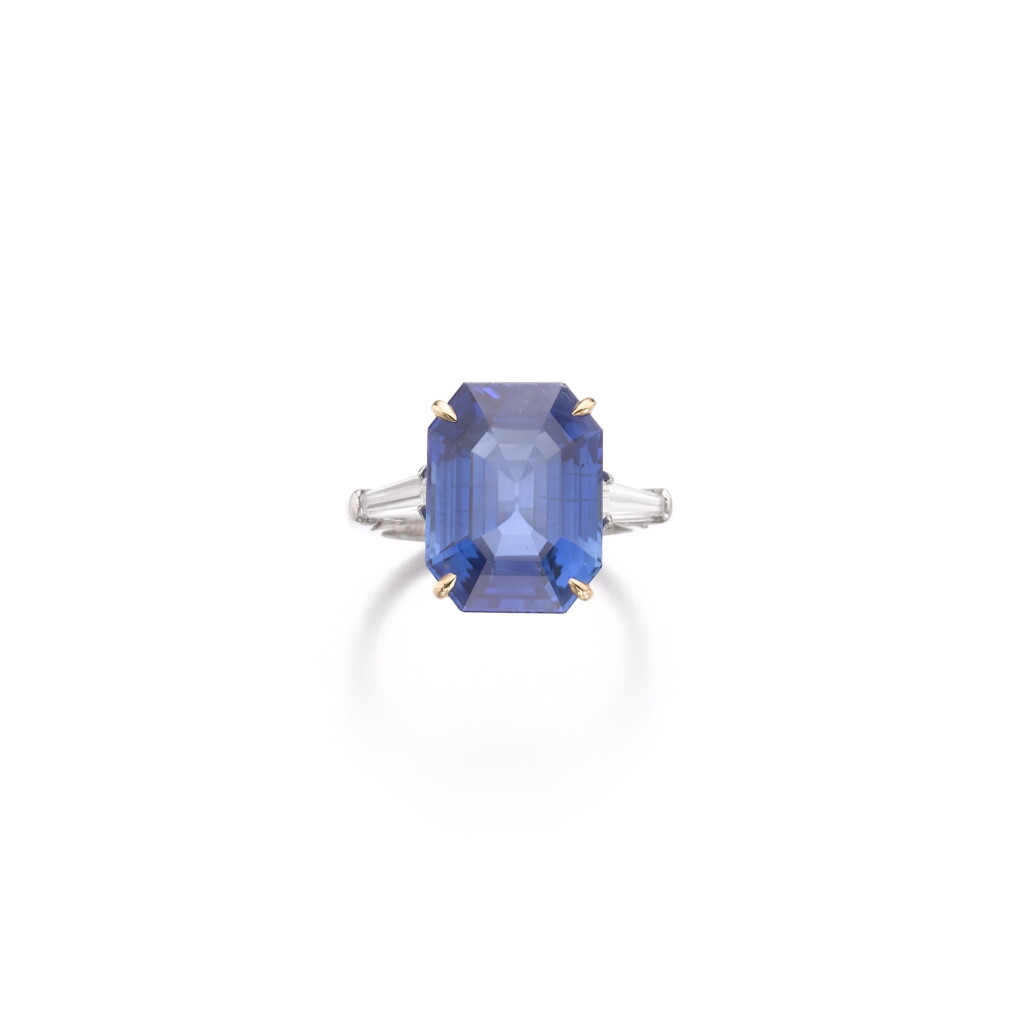 View full screen - View 1 of Lot 218. Sapphire and diamond ring | 藍寶石配鑽石戒指.