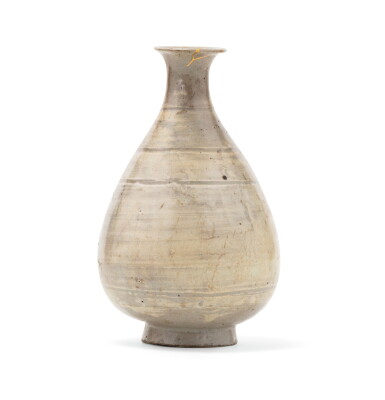 View full screen - View 1 of Lot 35. A Buncheong-type bottle vase, Korea, Joseon dynasty, probably 15th-16th century | 朝鮮王朝 十五至十六世紀 粉青沙器系玉壺春瓶.
