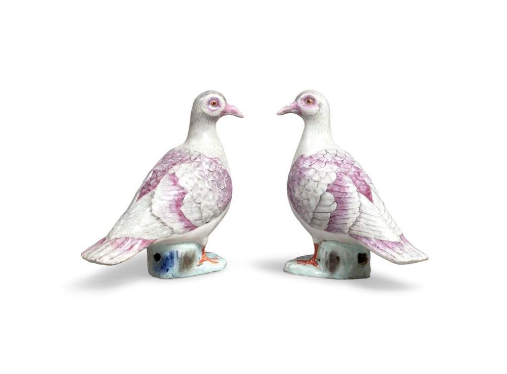 View full screen - View 1 of Lot 51. A pair of famille rose doves, Qing dynasty, Qianlong period | Paire de colombes en porcelaine de la famille rose Chine, dynastie, Qing, époque Qianlong, 1736-1795.