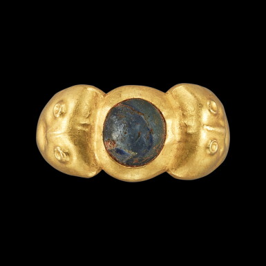 View full screen - View 1 of Lot 3106. A gold-alloy gem-set ring, Java, 10th - 15th century 十至十五世紀 爪哇 金合金嵌寶石戒指.