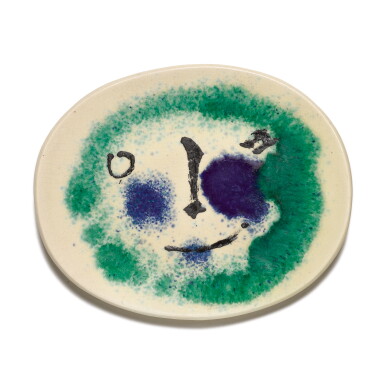 View full screen - View 1 of Lot 15. PABLO PICASSO | PETITE ASSIETTE OVALE (ÉBAUCHE DE MASQUE).
