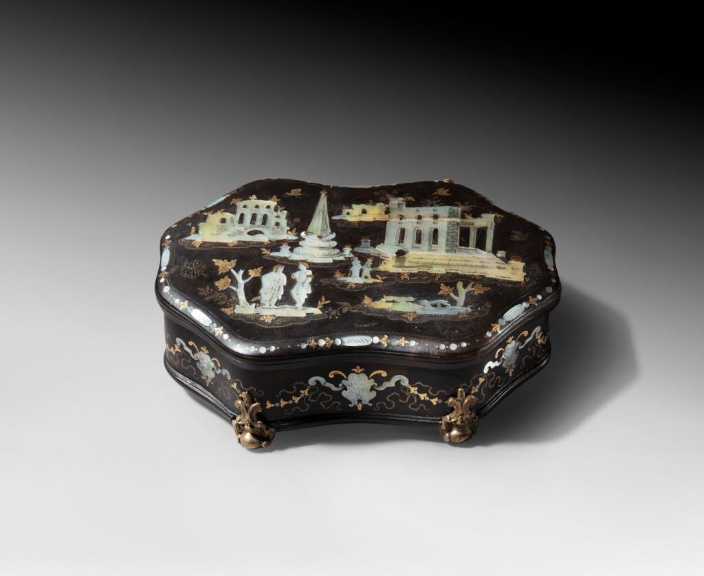 View full screen - View 1 of Lot 23. A small gold pique tortoiseshell casket with engraved mother of pearl inlaid, Naples, mid 18th century | Petit coffret en écaille de tortue piquée d'or orné de nacre gravée, Naples milieu du XVIIIeme siècle.