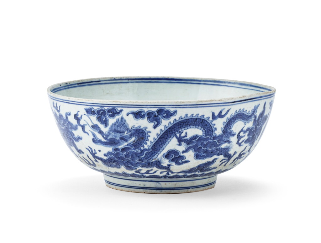 View full screen - View 1 of Lot 18. Bol en porcelaine bleu blanc Dynastie Ming, époque Jiajing-Wanli | 明嘉靖至萬曆 青花雲龍趕珠盌 | A blue and white 'dragon' bowl, Ming Dynasty, Jiajing-Wanli period.