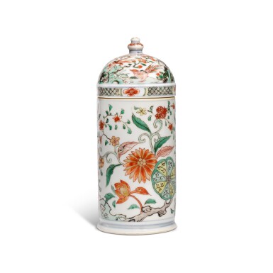 View full screen - View 1 of Lot 21. A famille-verte cylindrical apothecary 'floral' jar and cover, Qing dynasty, Kangxi period | 清康熙 五彩花卉紋蓋罐.