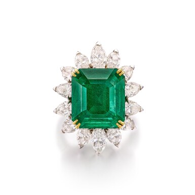 View full screen - View 1 of Lot 320. Emerald and Diamond Ring | 寶詩龍 | 8.18克拉 天然「哥倫比亞」無油祖母綠 配 鑽石 戒指.
