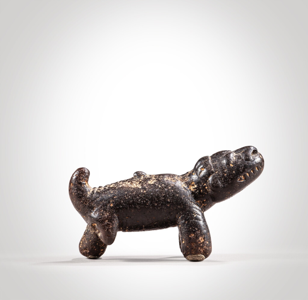 View full screen - View 1 of Lot 143. Statuette en pierre zoomorphe, Sapi / Kissi, République de Guinée | Zoomorphic stone statuette, Sapi / Kissi, Guinea Republic.