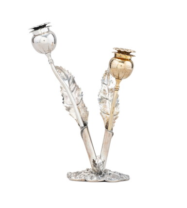 View full screen - View 1 of Lot 17. A parcel-gilt silver pair of poppy-shaped saltcellars, Buccellati, Milan, circa 1980 | Paire de salières en argent et vermeil en forme de pavot par Buccellati, Milan, vers 1980.