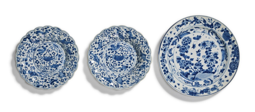 View full screen - View 1 of Lot 124. A pair of blue and white 'aquatic life' bowls and a 'floral' dish, Qing dynasty, Kangxi period.