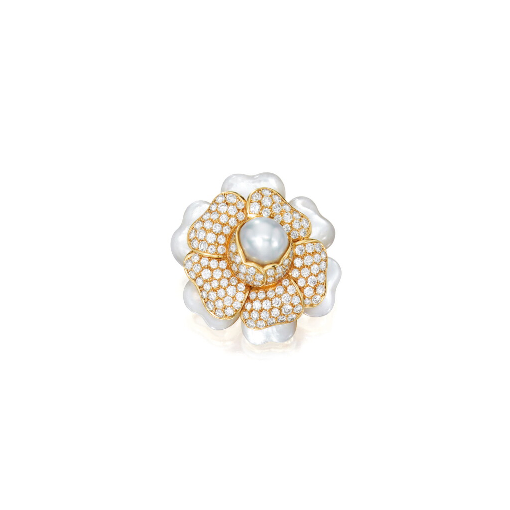 View full screen - View 1 of Lot 436. CULTURED PEARL, MOTHER-OF-PEARL AND DIAMOND CLIP-BROOCH, VAN CLEEF & ARPELS, FRANCE | 養殖珍珠配珍珠母及鑽石別針 / 吊墜,梵克雅寶.