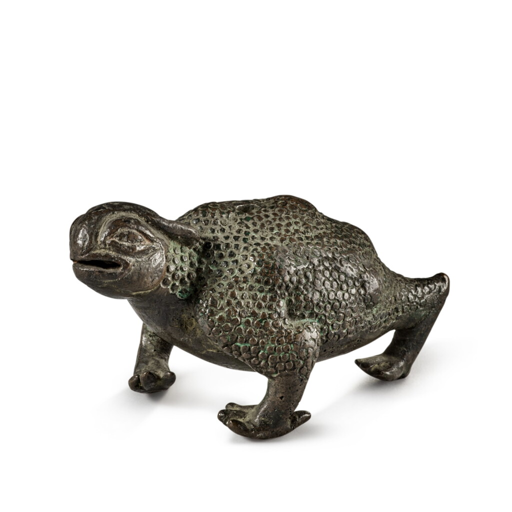 View full screen - View 1 of Lot 132. A bronze figure of a toad, Song - Ming dynasty | 宋至明 銅三足金蟾.