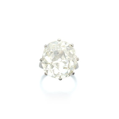 View full screen - View 1 of Lot 784. Diamond ring.