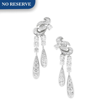 View full screen - View 1 of Lot 224. Paire de pendants d'oreille diamants | Pair of diamond pendant earrings.