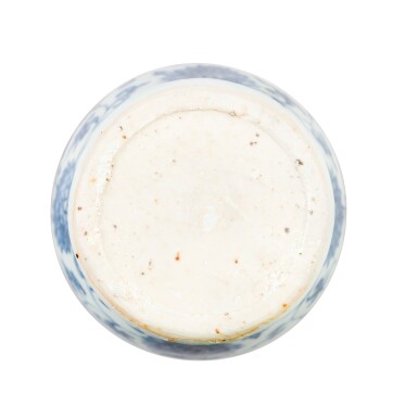 PAIRE DE VASES EN PORCELAINE BLEU BLANC DYNASTIE MING, XVIE SIÈCLE | 明十六世紀 青花纏枝蓮紋梅瓶一對 | A pair of blue and white vases, meiping, Ming Dynasty, 16th century