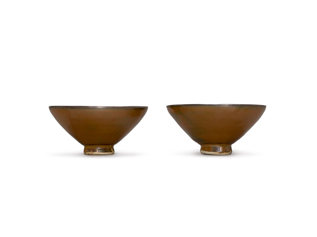 Voir en plein écran - Voir 1 du lot 362. A pair of persimmon-glazed conical bowls, Song dynasty 宋 柿釉笠式盌一對.