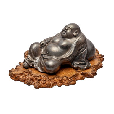 View full screen - View 1 of Lot 660. A Silver Tsuchimeji Figure of Hotei, signed Masayoshi Saku and a Kao mark, Meiji Period, Late 19th Century | 槌目地朧銀置物 布袋 正美作 花押、明治時代、19世紀後期 | 日本 明治 十九世紀末 銀槌目地布袋坐像.