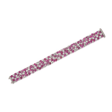 View full screen - View 1 of Lot 1820. PINK SAPPHIRE AND DIAMOND BRACELET | 粉紅色剛玉 配 鑽石手鏈.