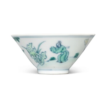 View full screen - View 1 of Lot 1101. A doucai 'scholars' conical bowl, Qing dynasty, Kangxi / Yongzheng period | 清康熙 / 雍正 闘彩米芾拜石圖笠式盌.