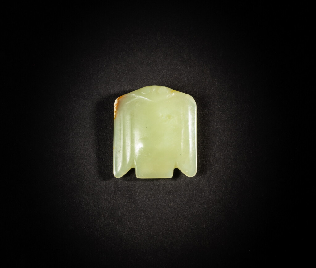 View full screen - View 1 of Lot 198. A celadon jade bird-form pendant, Neolithic period, Hongshan culture | 新石器時代 紅山文化 玉鴞形珮.