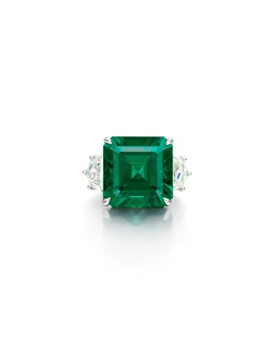 View full screen - View 1 of Lot 1724. EMERALD, DIAMOND AND COLOURED DIAMOND RING | 9.26卡拉 天然「哥倫比亞穆索」無油祖母綠 配 鑽石 及 彩色鑽石 戒指.