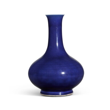 View full screen - View 1 of Lot 221. A blue-glazed vase, Qing dynasty, 19th century | 清十九世紀 霽藍釉荸薺瓶《大清乾隆年製》仿款.