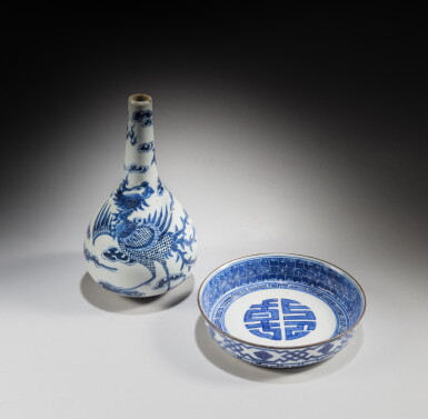 View full screen - View 1 of Lot 124. A blue and white 'phoenix' vase and a 'shou' saucer dish, China for the Vietnamese court, 19th / 20th century | 中國外銷安南 十九 / 二十世紀 青花鳳凰紋長頸瓶及壽字紋小盤 一組兩件.