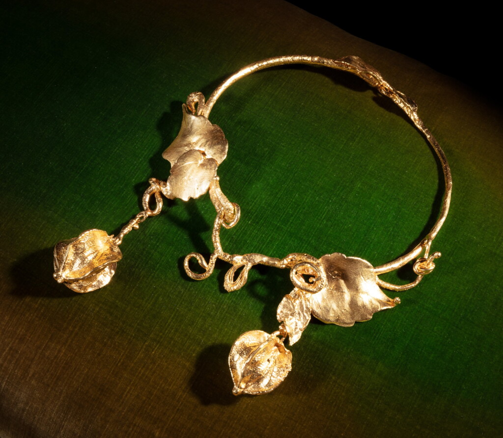 View full screen - View 1 of Lot 3. Collier Physalis, pièce unique.