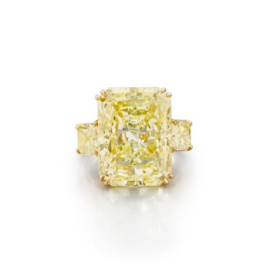 View full screen - View 1 of Lot 1690. Fancy Yellow Diamond and Diamond Ring | 14.51克拉 彩黃色鑽石 配 鑽石 戒指.
