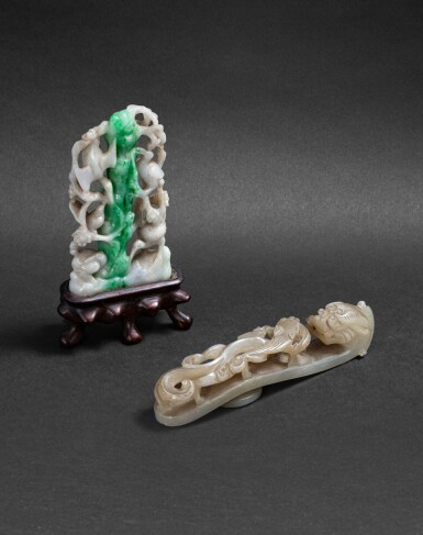 View full screen - View 1 of Lot 218. Fibule en jade céladon et ornement en jadéite sculptée Dynastie Qing, XIXE-XXE sìècle | 清十九至二十世紀 玉器一組兩件 | A celadon jade belt hook and a jadeite carving, Qing Dynasty, 19th - 20th century.