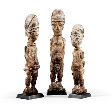 View full screen - View 1 of Lot 101. Ensemble de trois statuettes, Baulé, Côte d'Ivoire | Three Baule figures, Ivory Coast.
