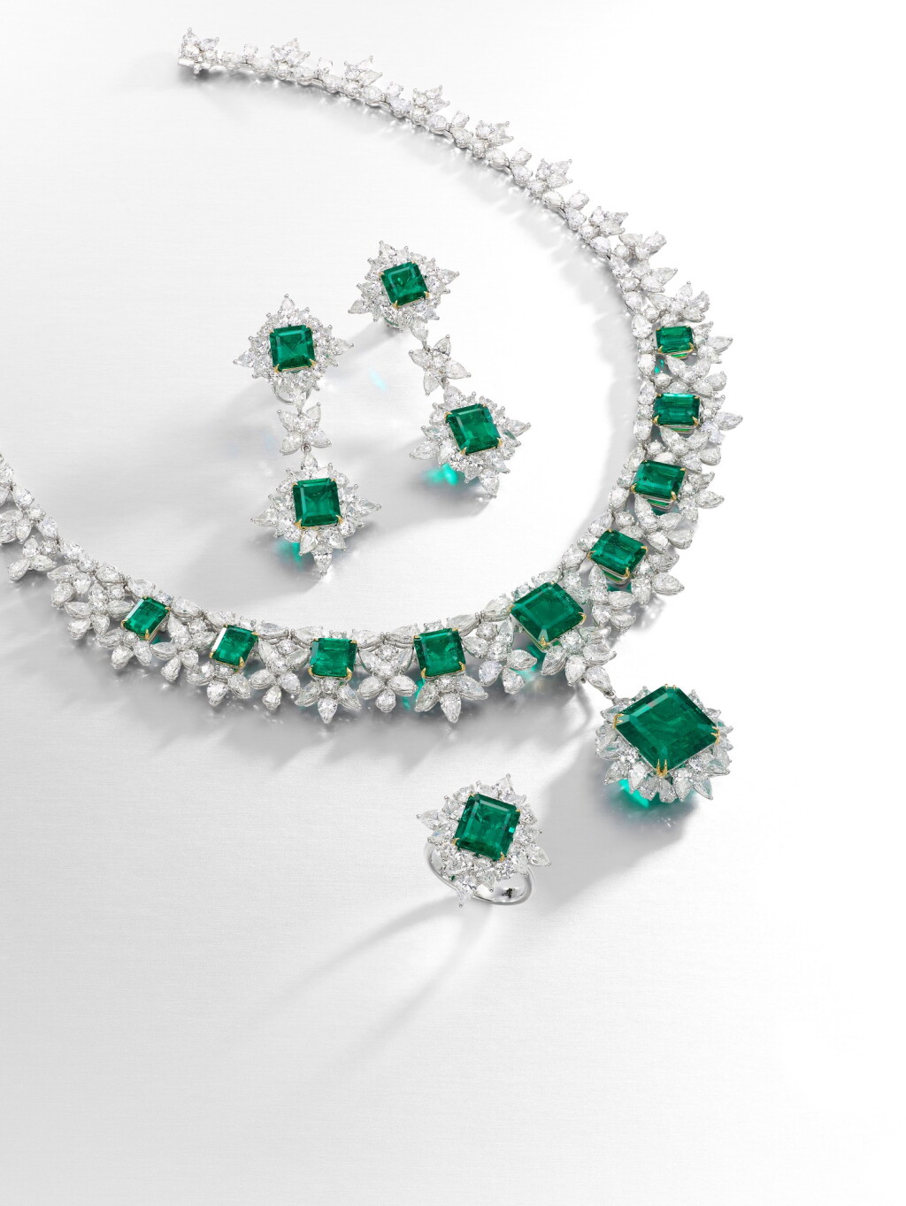 View full screen - View 1 of Lot 1725. EMERALD AND DIAMOND PARURE | 天然「哥倫比亞」無油祖母綠 配 鑽石 套裝 (祖母綠及鑽石共重47.85及71.09卡拉).
