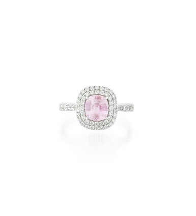View full screen - View 1 of Lot 244. Bague saphir Padparadscha et diamants | Padparadscha sapphire and diamond ring.