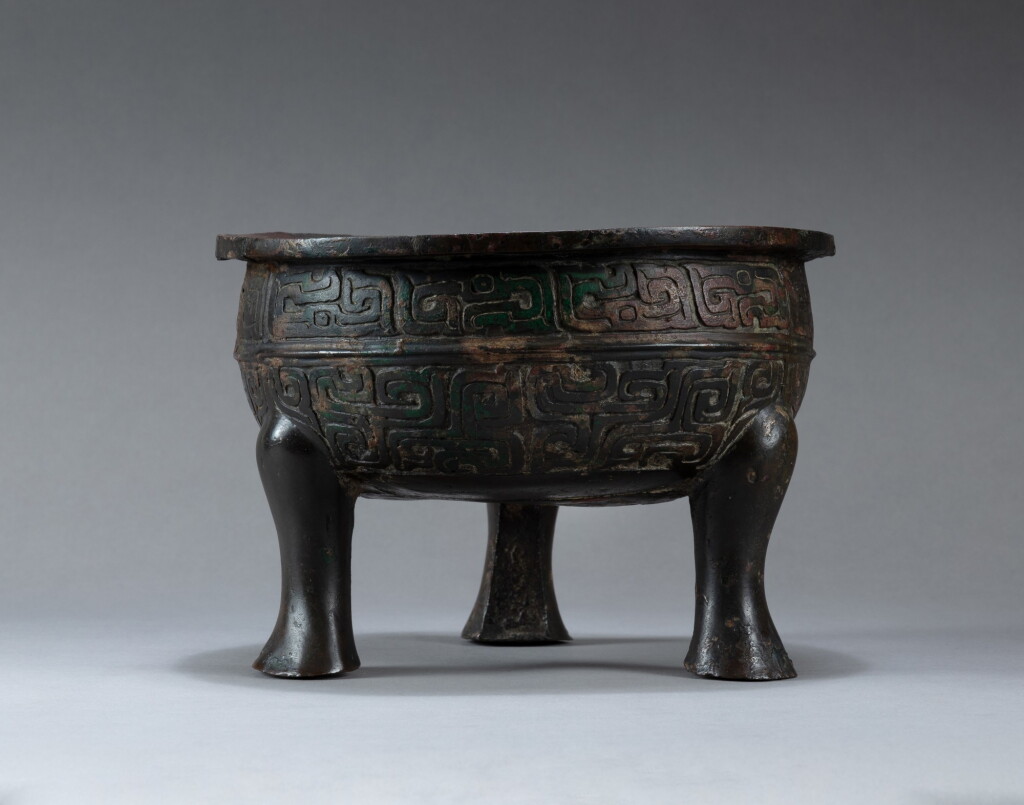View full screen - View 1 of Lot 104. An archaic bronze tripod food vessel, li Western Zhou dynasty | 西周 青銅三足鬲.