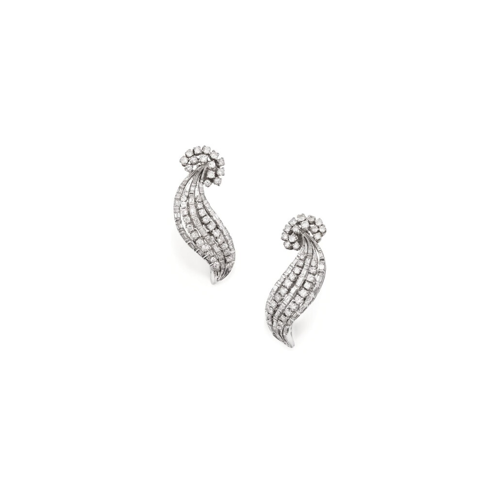 View full screen - View 1 of Lot 230. PAIRE DE CLIPS D'OREILLE DIAMANTS, VERS 1960 | PAIR OF DIAMOND EAR CLIPS, 1960S.