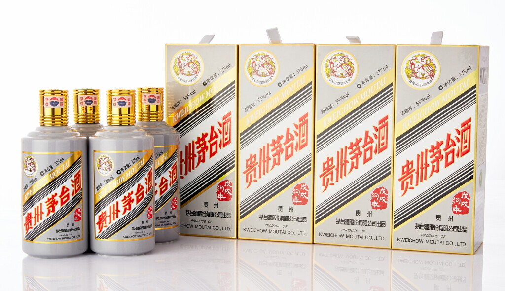 View full screen - View 1 of Lot 6334. 2018年產"飛天牌"貴州茅台酒狗年生肖 (原箱) Kweichow Moutai Flying Fairy Year of the Dog 2018 (6 BT37).