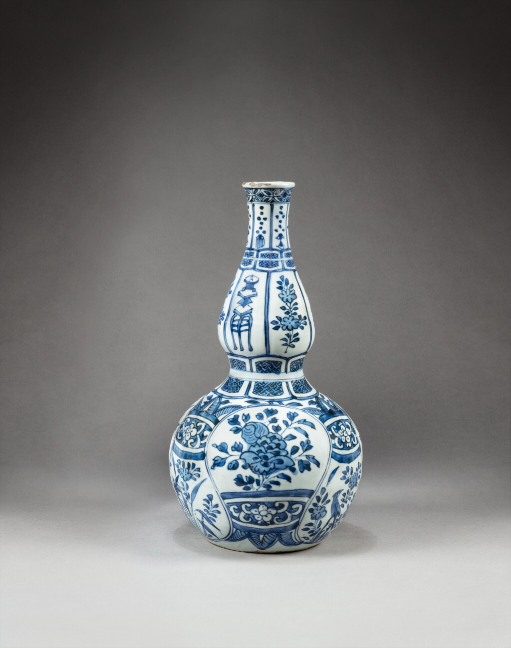 全螢幕檢視 - 查看177A blue and white double-gourd bottle vase, Ming dynasty, Wanli period | 明萬曆 青花葫蘆瓶的1