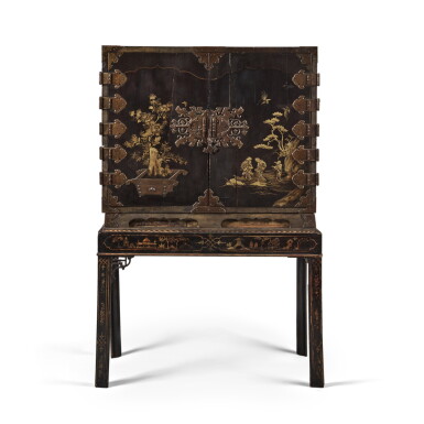 View full screen - View 1 of Lot 688. An export lacquer 'floral and figural' cabinet, Japan, early 18th century | 日本 十八世紀初 黑漆蒔繪花鳥人物圖櫃.