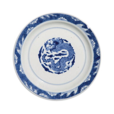 View full screen - View 1 of Lot 627. A blue and white 'dragon' dish, Qing dynasty, Kangxi period | 清康熙 青花趕珠龍紋盤.